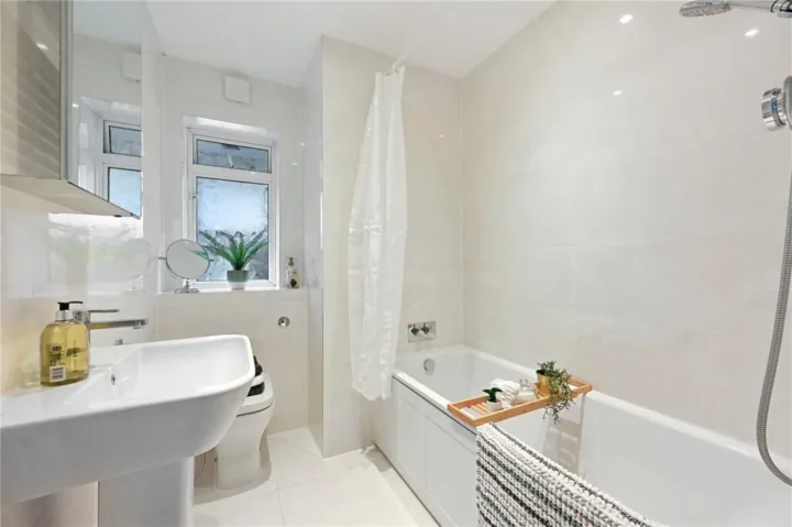 Hillcroft crescent oxhey watford wd19 bathroom after home staging crystal property staging.